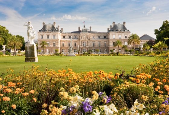 luxembourg-palace-with-flowers-picture-id151514883