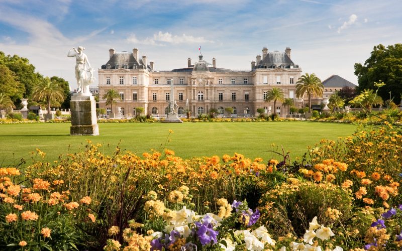 luxembourg-palace-with-flowers-picture-id151514883