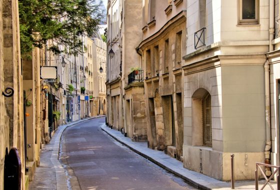 street-in-the-latin-quarter-of-paris-france-picture-id474800596